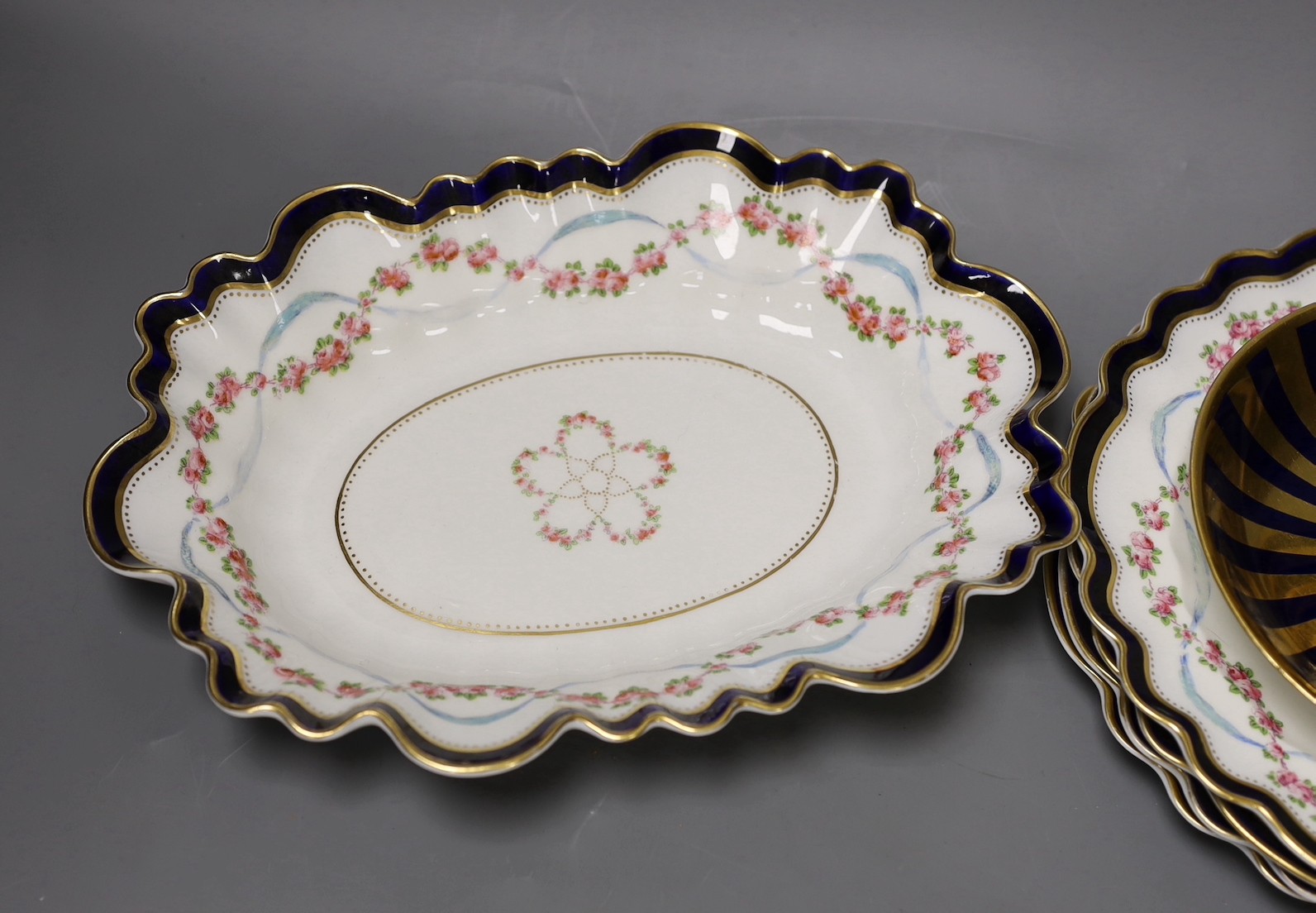 Five pieces of Crescent china dessert ware and a ‘’Vienna’ porcelain cabinet cup and saucer (7)